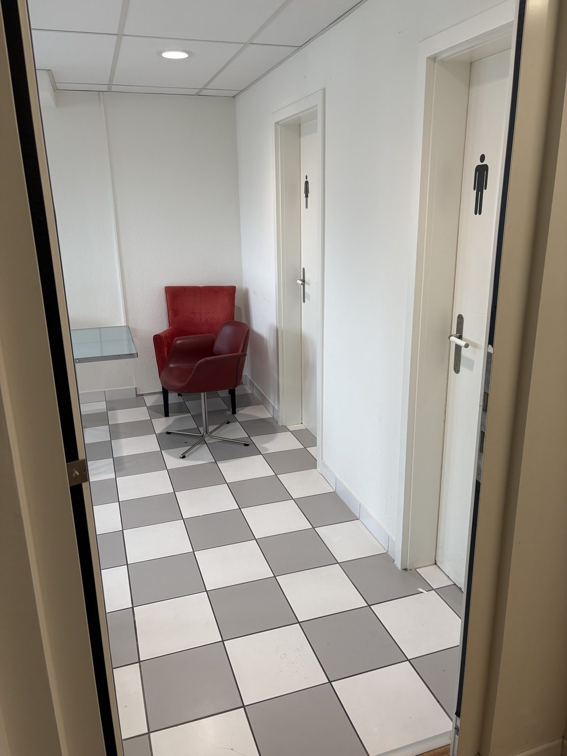 Aufenthaltsbereich vor den WC-Räumen